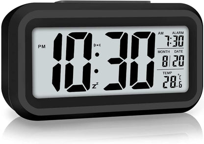 Digital Alarm Clock, Clock for Bedroom, Desk Clock Battery Operated, Digital Clock with Smart Night Light 12/24H Display Snooze Function for Heavy Sleepers for Kids