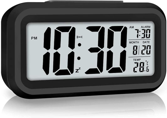 Digital Alarm Clock, Clock for Bedroom, Desk Clock Battery Operated, Digital Clock with Smart Night Light 12/24H Display Snooze Function for Heavy Sleepers for Kids