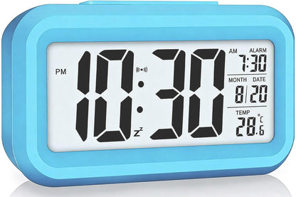 Digital Alarm Clock, Clock for Bedroom, Desk Clock Battery Operated, Digital Clock with Smart Night Light 12/24H Display Snooze Function for Heavy Sleepers for Kids