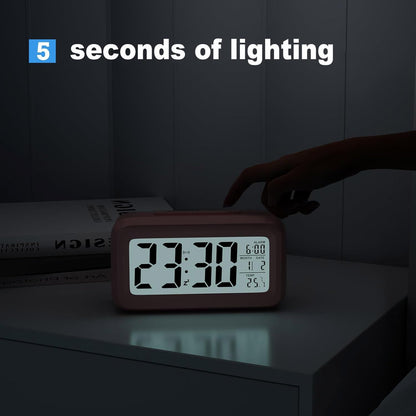 Digital Alarm Clock, Clock for Bedroom, Desk Clock Battery Operated, Digital Clock with Smart Night Light 12/24H Display Snooze Function for Heavy Sleepers for Kids