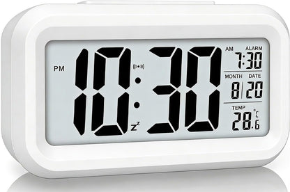 Digital Alarm Clock, Clock for Bedroom, Desk Clock Battery Operated, Digital Clock with Smart Night Light 12/24H Display Snooze Function for Heavy Sleepers for Kids