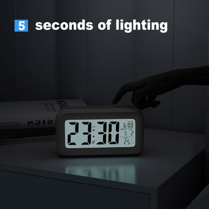 Digital Alarm Clock, Clock for Bedroom, Desk Clock Battery Operated, Digital Clock with Smart Night Light 12/24H Display Snooze Function for Heavy Sleepers for Kids