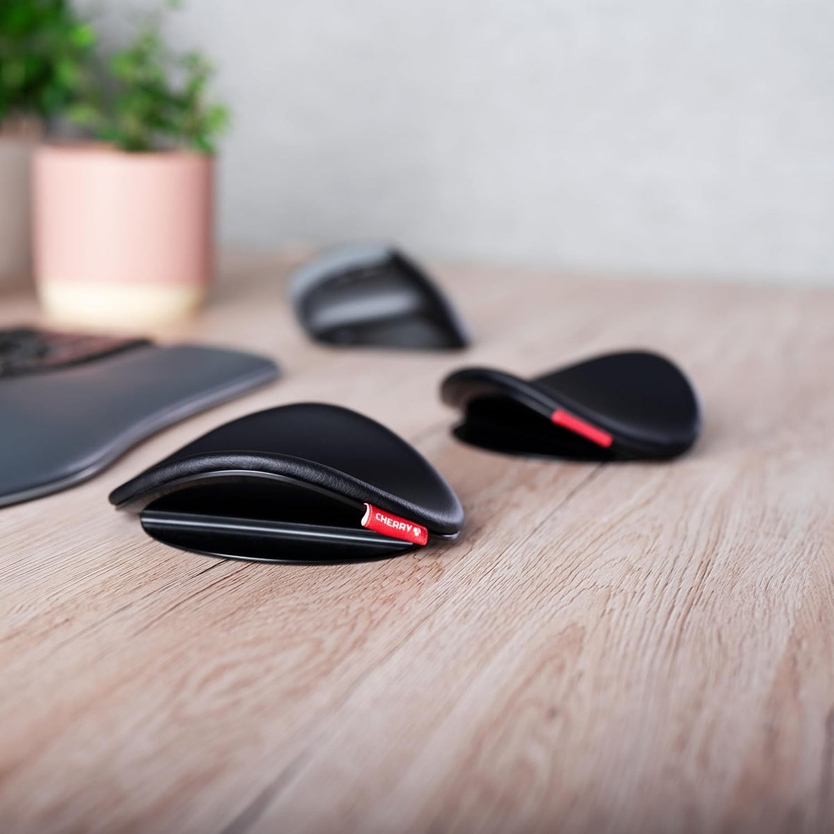 Cherry SLIDEPAD Ergo, Sliding Ergonomic Arm Rest for the Desk, Compatible with Mouse and Keyboard, for Right- and Left-Handers, IGR-Certified, 1 Pad, Black