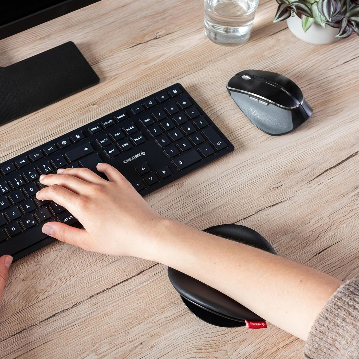 Cherry SLIDEPAD Ergo, Sliding Ergonomic Arm Rest for the Desk, Compatible with Mouse and Keyboard, for Right- and Left-Handers, IGR-Certified, 1 Pad, Black