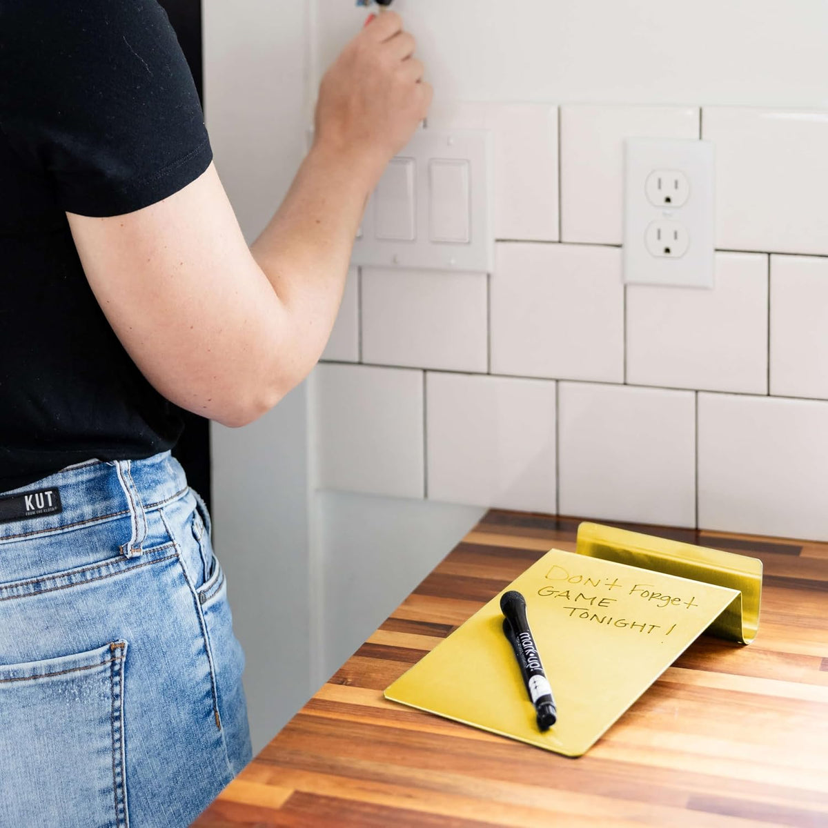 5.5 x 9 Inch to.do Dry Erase Board with Marker for Memos, Lists, and More in Office, Home, Classroom, and Event Spaces (White)
