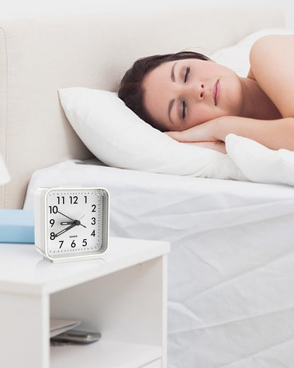 Analog Alarm Clock, Silent Non Ticking Small Clock, Travel Alarm Clock with Snooze & Light, Ascending Beep Sounds, Battery Operated Loud Alarm Clock for Bedroom, Bedside, Desk (Black)